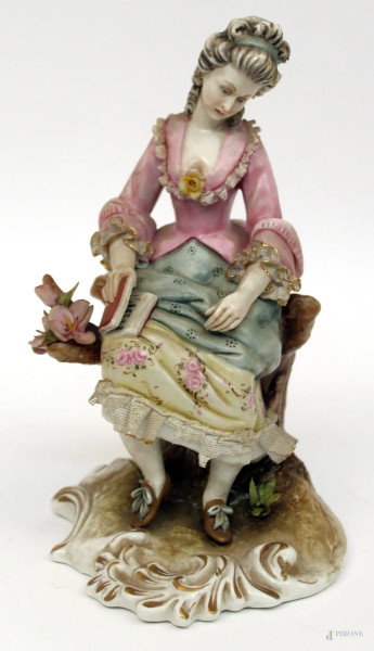Donna con libro, gruppo in porcellana policroma marcata Capodimonte, H 22 cm.