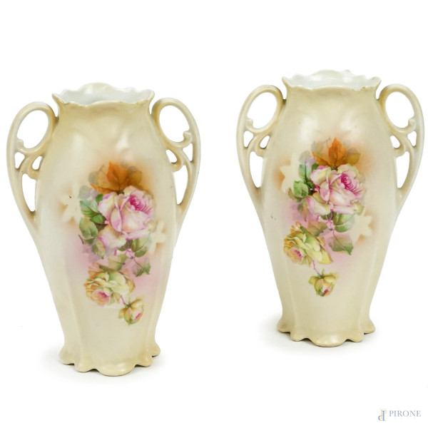 Coppia di vasetti Art Nouveau in porcellana policroma, decori raffiguranti bouquet di rose, MZ Austria, fine XIX-inizi XX secolo, cm h 16