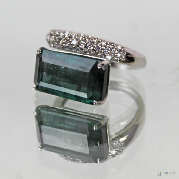 Anello contrarié con pavé di diamanti ct 0,70 e smeraldo di ct 11