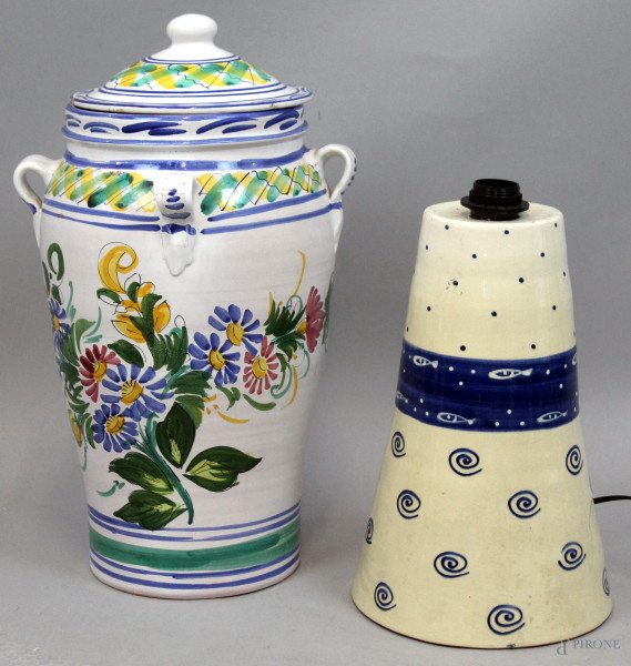 Lotto composto da una potiche e una lampada  in ceramica con decori policromi, alt. max cm 53, XX secolo, (difetti).