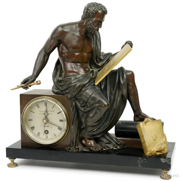 Orologio da tavolo in bronzo, Craighead & Webb, Royal Exchange, Londra, XIX secolo, quadrante circolare  a numeri romani, cassa sormontata da figura di Pitagora, cm h 39x38x14 (difetti sulla base, meccanismo da revisionare)