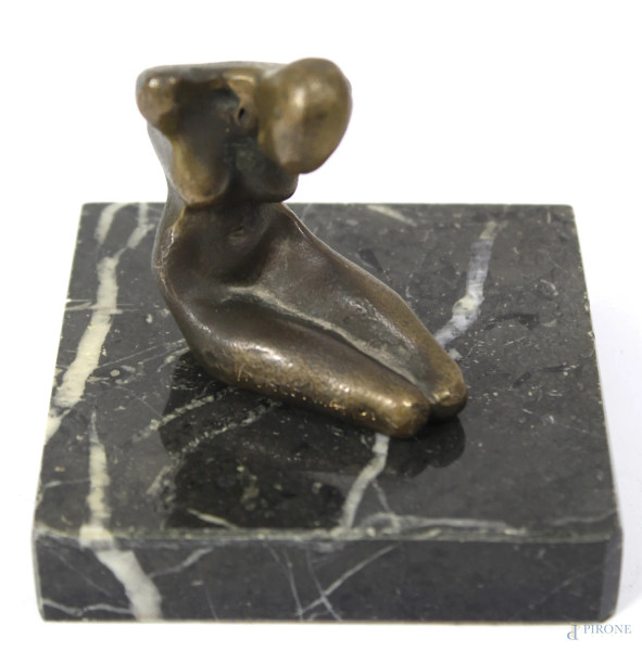 Nudo di donna, scultura in bronzo firmata V. Cassinari, H 6 cm.