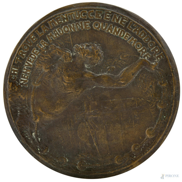 Placca circolare in bronzo a rilievo con scritta " Chi trova la mentucce…", XX secolo, diametro cm 16,5, (segni di usura)