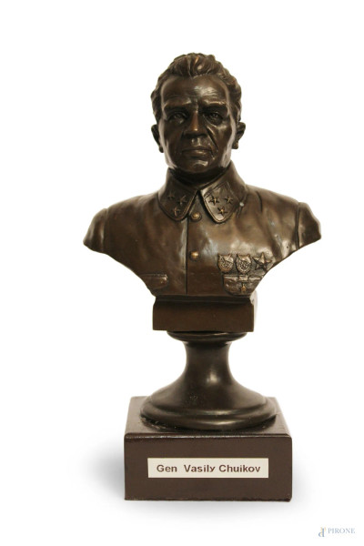 Gen. Vasily Chvikov, busto in bronzo con base in legno, firmato, H 23 cm.