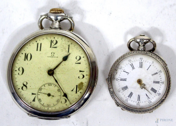 Lotto composto da due orologi da tasca in argento, (non funzionanti).