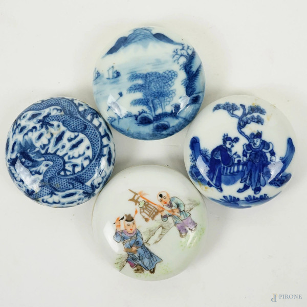 Quattro cofanetti tondi in porcellana policroma, Cina, XX secolo, diam.cm 6,5, (difetti).