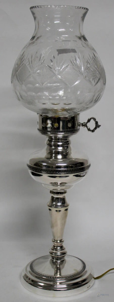 Lume in argento montato a luce elettrica con globo in cristallo, h. 48 cm.