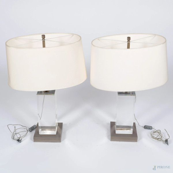 Coppia di lampade in plexiglass e metallo, XX secolo, altezza cm 77, (segni di usura, da revisionare)