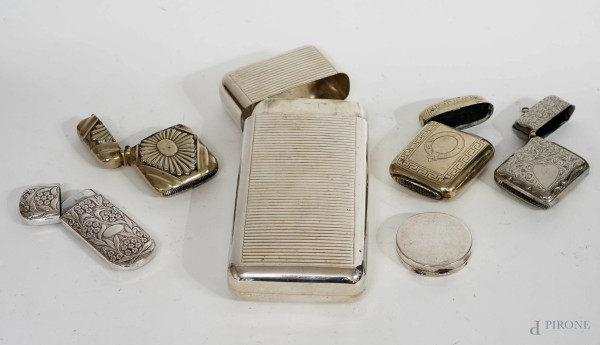 Lotto composto da una tabacchiera in argento e sei scatoline in metallo argentato, misure max cm 14,5x6,5, XX secolo, peso netto gr. 164