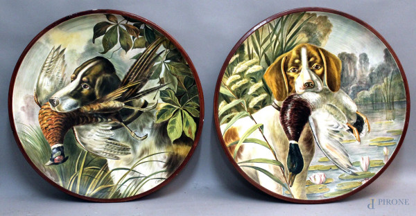 Coppia grandi piatti da muro in ceramica decorata, raffiguranti cacciaggioni, diametro 60 cm.