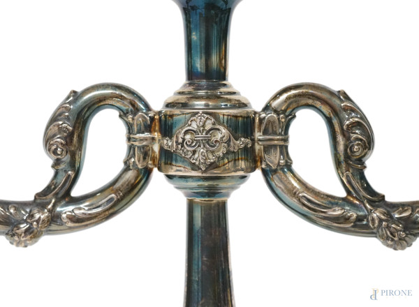 Coppia di candelabri in argento cesellato, a due bracci in foggia di testa di cigno, fusto a bala...