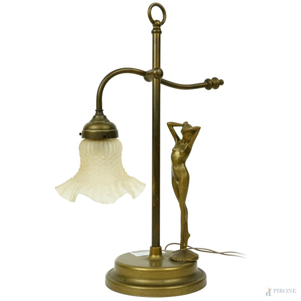 Lampada da tavolo stile Liberty in ottone con figura femminile firmata G. Mariani (1950), cm h 47, (difetti).