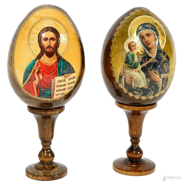 Due uova russe in legno raffiguranti Madonna col Bambino e Cristo Benedicente, RTS di Gorski, XX secolo, alt. cm 13,5, entro scatole originali.