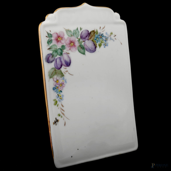 Segna posto in porcellana dipinta e dorata, XX secolo, cm 13,5x9x5 (difetti)