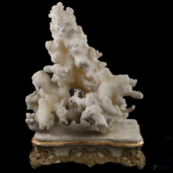 Elemento decorativo a foggia di corallo in fiore di sale su base in legno dorato e laccato, XX secolo, cm 36x26x26 circa, (segni di usura, scalfiture, difetti)