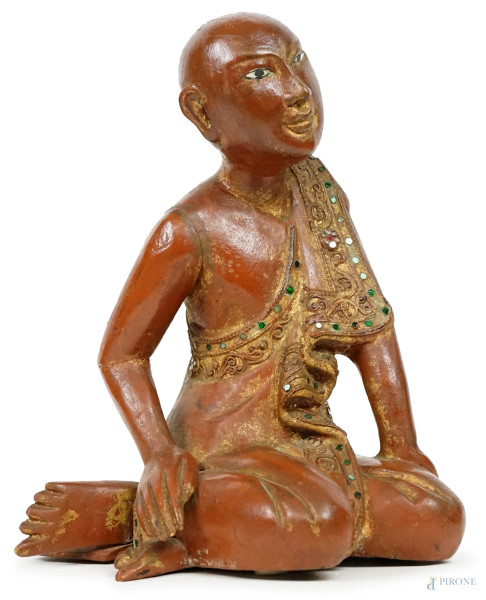 Bonzo, scultura in legno dipinto e dorato con applicazioni policrome, arte orientale,  XX secolo, cm h 32, (difetti e mancanze).