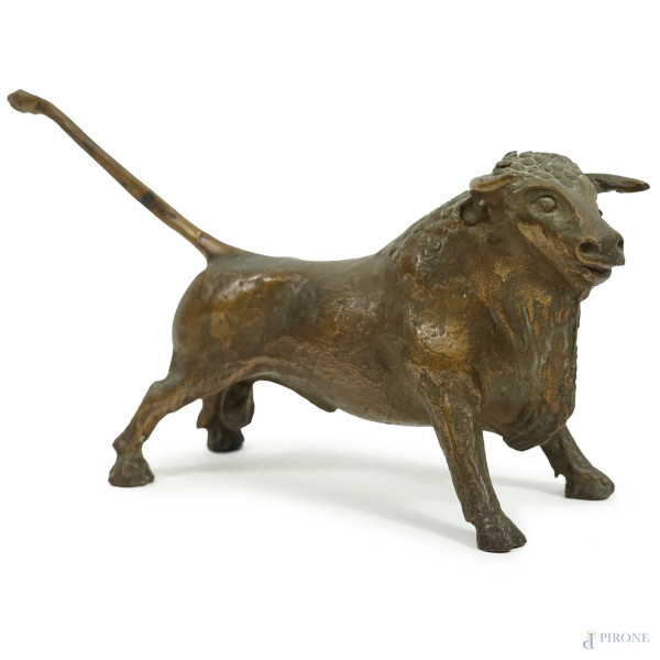 Scultura in bronzo rappresentante un toro, firmato Assen Peikov, cm 15x25,5