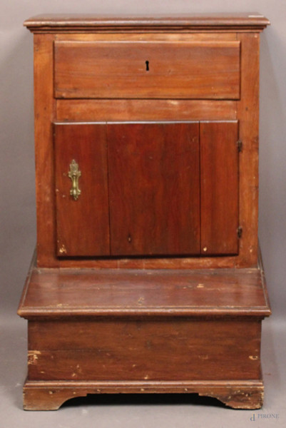 Inginocchiatoio in legno tinto a noce ad un cassetto  ed uno sportello, piano alzabile XIX sec, h 94x61x50 cm.