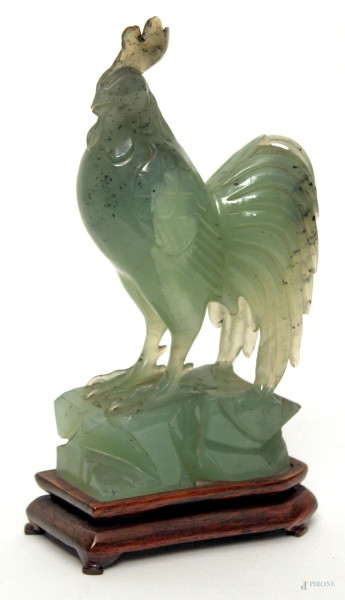 Gallo, scultura in giada poggiante su base in legno, H 18,5 cm, (difetti).