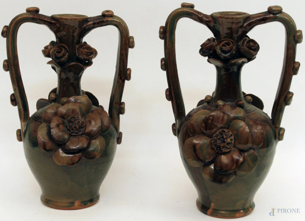 Coppia di vasi in terracotta floreale e smaltata.