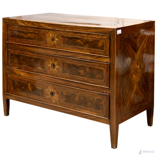Cassettone Luigi XVI in legno intarsiato in varie essenze con fronte scandito da tre cassetti in colonna, XIX secolo, cm 93x122x61,5, (difetti)