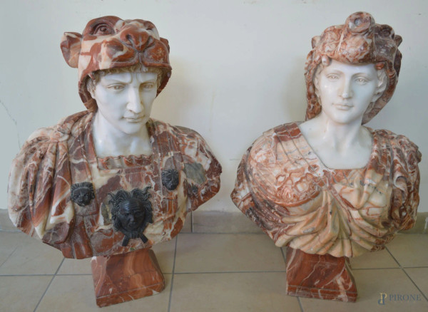Coppia busti in marmo rosso, h. 68 cm.