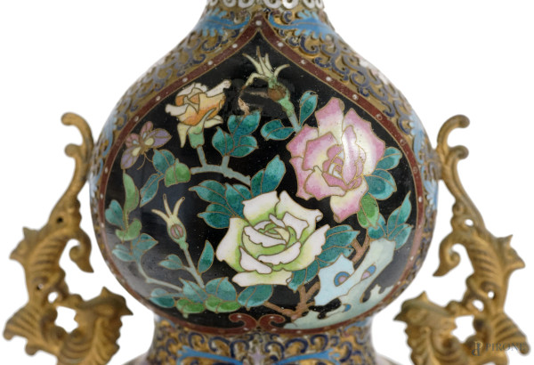 Potiche cloisonné in metallo dorato e smalto policromo, decori a motivi geometrici e floreali, Ci...