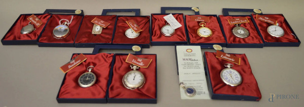 Lotto di dodici orologi da tasca in metallo da collezione