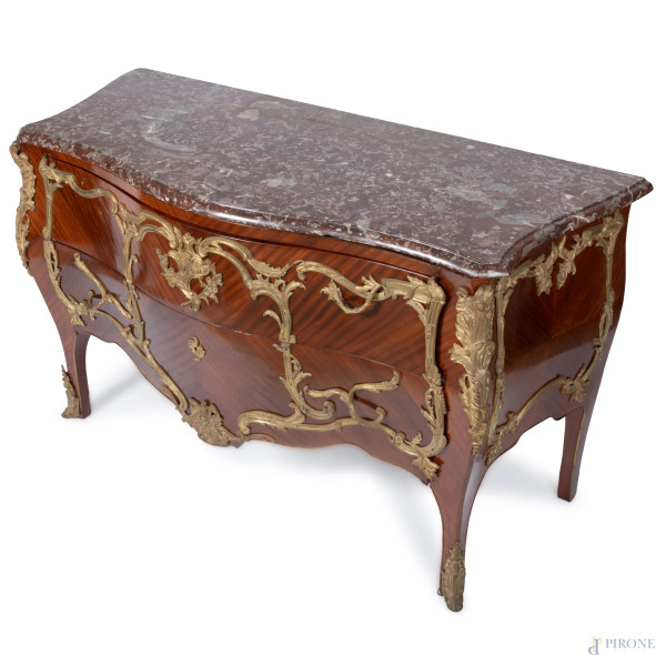 Cassettone con piano in marmo in legno impiallacciato con inserti in bronzo dorato. Al fronte due...