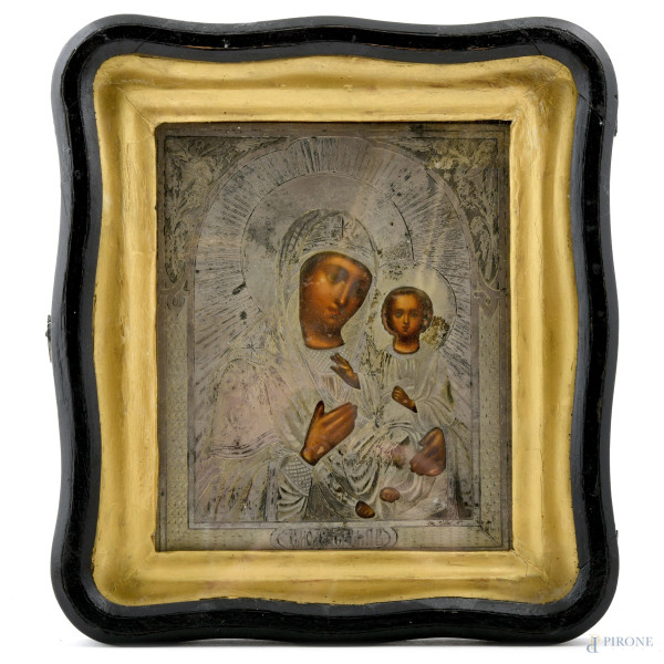 Icona raffigurante Madonna con Bambino con riza in argento entro cornice a bacheca, XIX secolo, cm 17x14