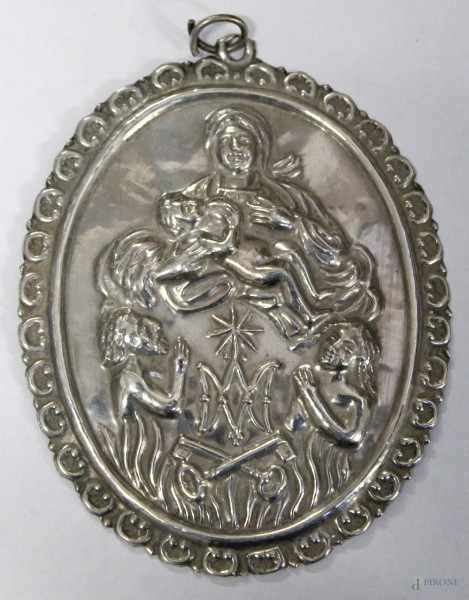 Placca in argento sbalzato raffigurante Madonna con Bambino, h. 14 cm, XVIII sec.