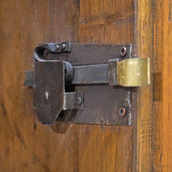 Credenza a doppio corpo in noce, XX secolo, cm 225x149,5x47,5.