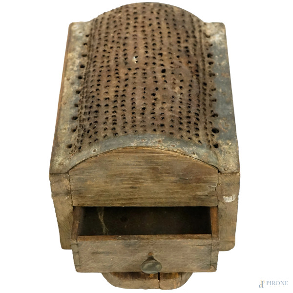 Grattugia in legno scolpito e lastra di metallo traforato, un cassettino sottostante, cm 11,5x18x...
