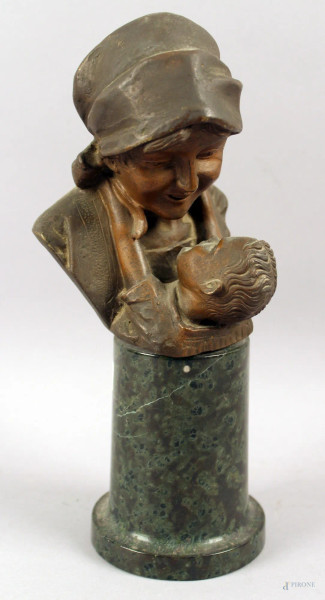 Maternit&#224;, scultura in bronzo, base in marmo, altezza 24 cm. (compresa base), inizi XX secolo.