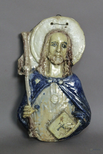 Placca in maiolica policroma a soggetto di Cristo, H 33 cm.
