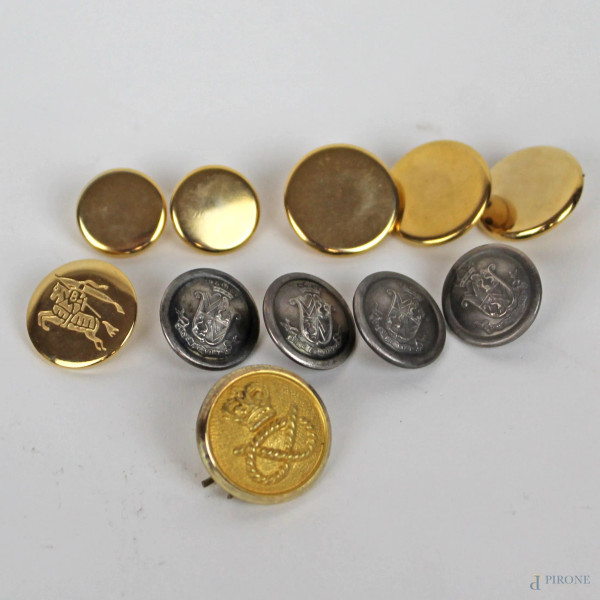 Lotto composto da vari bottoni in metallo dorato ed argentato, XX secolo, (difetti).