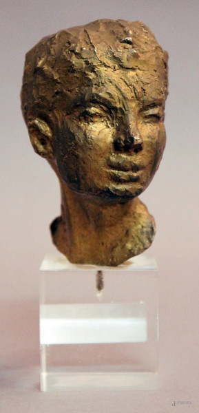 Testa di fanciullo, scultura in bronzo siglata, base in plexiglass, H 8,5 cm.