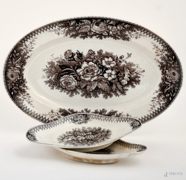 Lotto composto da un vassoio e due fiamminghe in ceramica a sfondo bianco con decori floreali nei toni nel grigio, misura massima cm 42x28, (difetti)