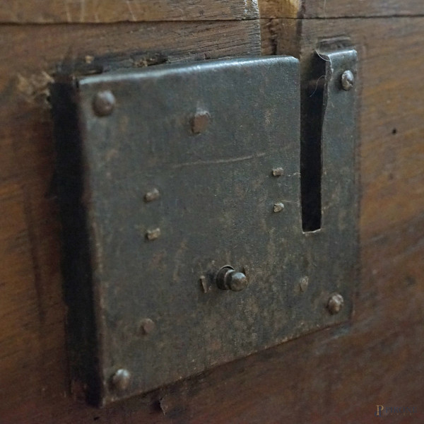 Cassapanca in noce costruita con elementi antichi, coperchio intagliato con profilo dentellato, f...