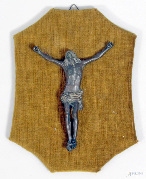 Crocifisso in bronzo, cm 17x12, XX secolo, montato su pannello rivestito in velluto.