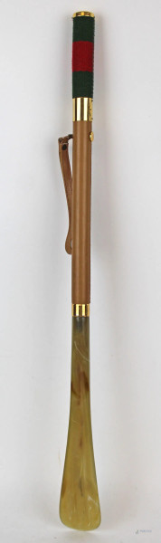 Calzascarpe con manico in tessuto verde e rosso, similpelle beige e perspex,  lunghezza cm 54,5, (segni di utilizzo).