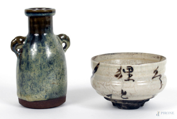 Lotto di un vaso in ceramica flamb&#232; ed una coppetta, Giappone, XIX-XX secolo, altezza max cm. 12, diametro cm. 9,5.