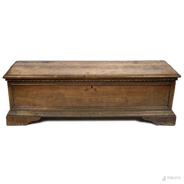Cassapanca in noce, XIX secolo, cm 48x153x47, (segni di usura,  graffi, scalfiture, difetti)