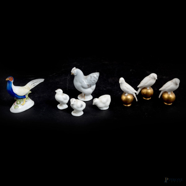 Lotto di otto sculturine di volatili in porcellana e ceramica policroma di varia foggia e manifattura, XX secolo, altezza massima cm 5,5, (segni di usura, felature, sbeccature)