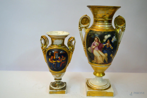 Lotto di due vasi in porcellana policroma a decoro di figure, finiture dorate, h. 32/22 cm, (difetti).