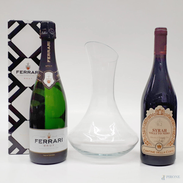 Lotto composto da una bottiglia di spumante Ferrari Brut, una bottiglia di Syrah Velluto Nero Cantine della Corte e da un decanter per vini rossi