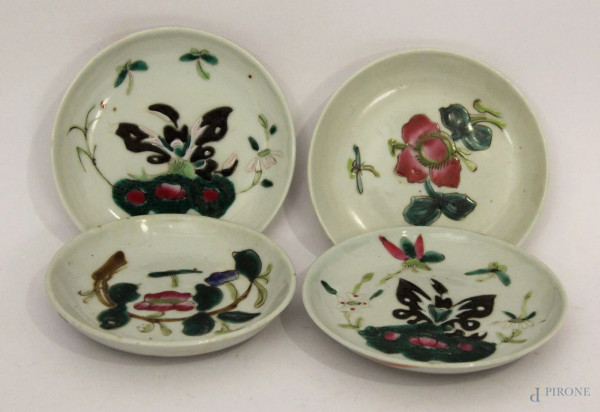 Lotto di quattro piattini in porcellana a decoro di fiori, Cina XIX sec, diam.12cm
