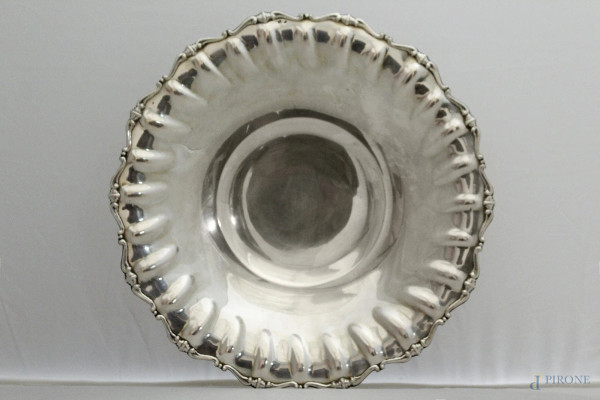 Alzatina di linea centinata in argento, h 4 cm, gr 75.
