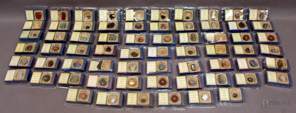 Collezione di numerose pietre raccolte in due scatole.