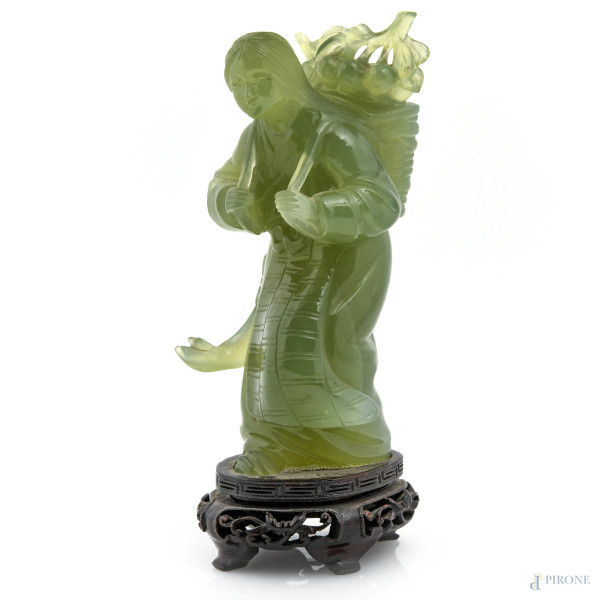 Scultura in giadeite raffigurante popolano con cesta, XX secolo, altezza cm 17